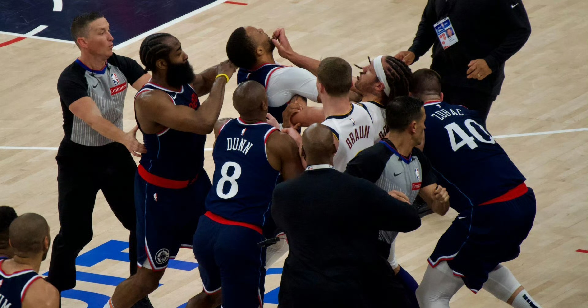 关于篮球比赛惊险刺激,球员拼尽全力争夺球权的信息 关于篮球比赛惊险刺激,球员拼尽全力争夺球权的信息