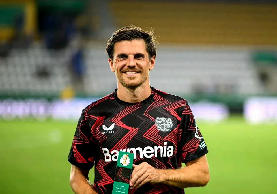 包含不莱梅客场失利，连败局面难以扭转的词条