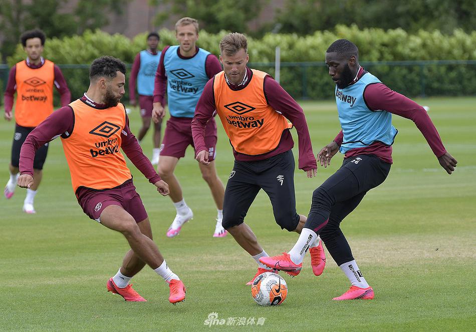 奥运会冠军参加西汉姆联夺冠庆典