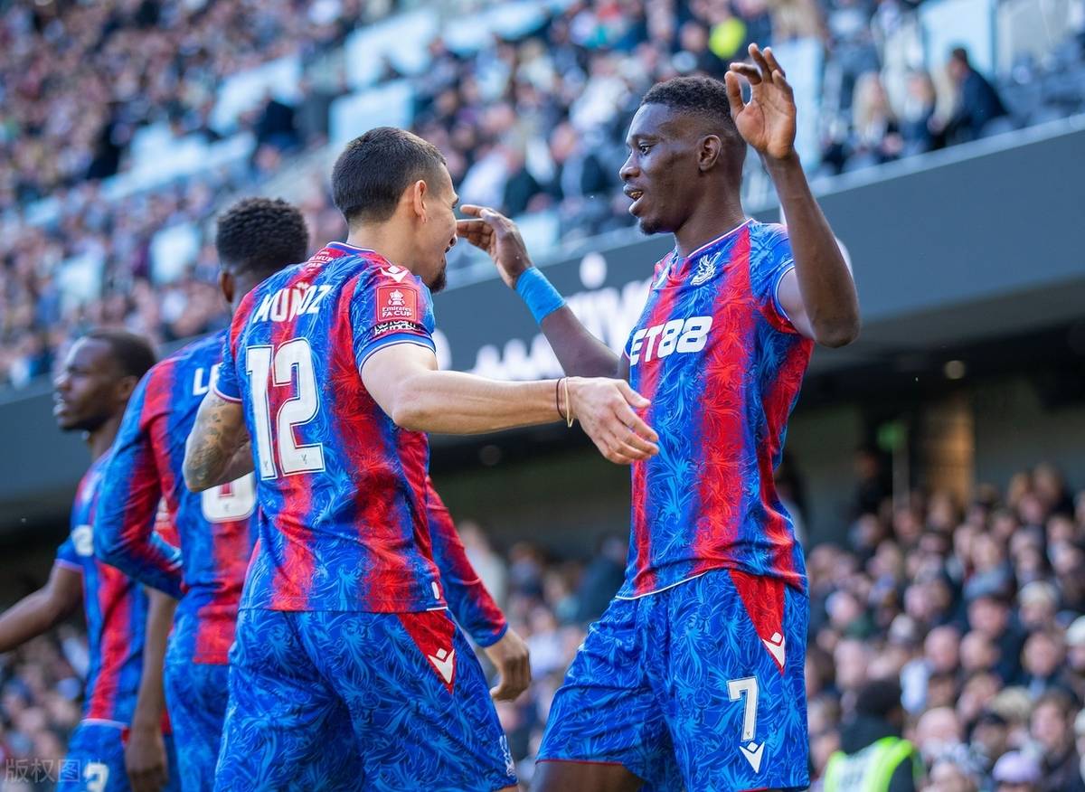 南安普顿主场大胜,豪取三分 南安普顿主场大胜,豪取三分