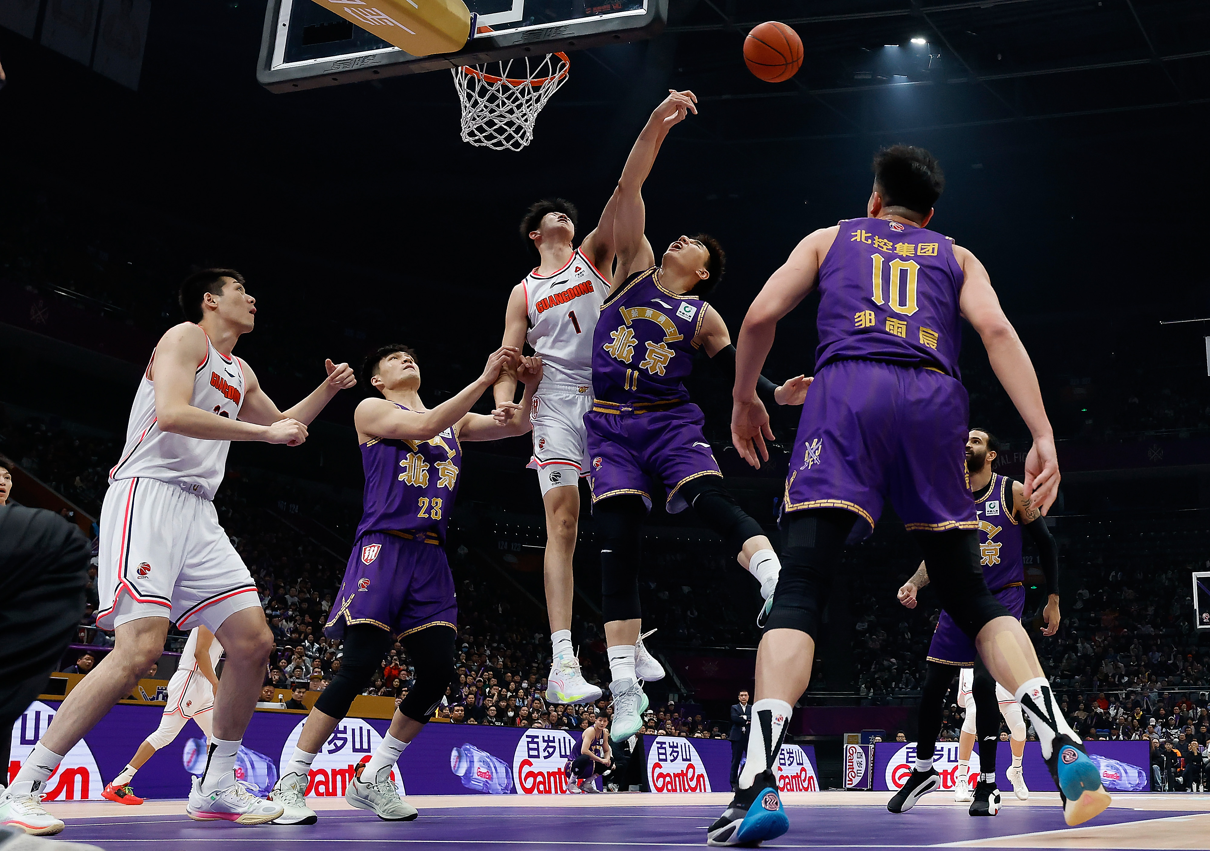 关于CBA比赛中球员技术过硬,赛场上各队对决激烈!的信息 关于CBA比赛中球员技术过硬,赛场上各队对决激烈!的信息