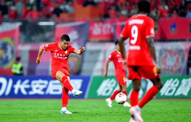 精彩足球赛事即将开启，球迷翘首期待