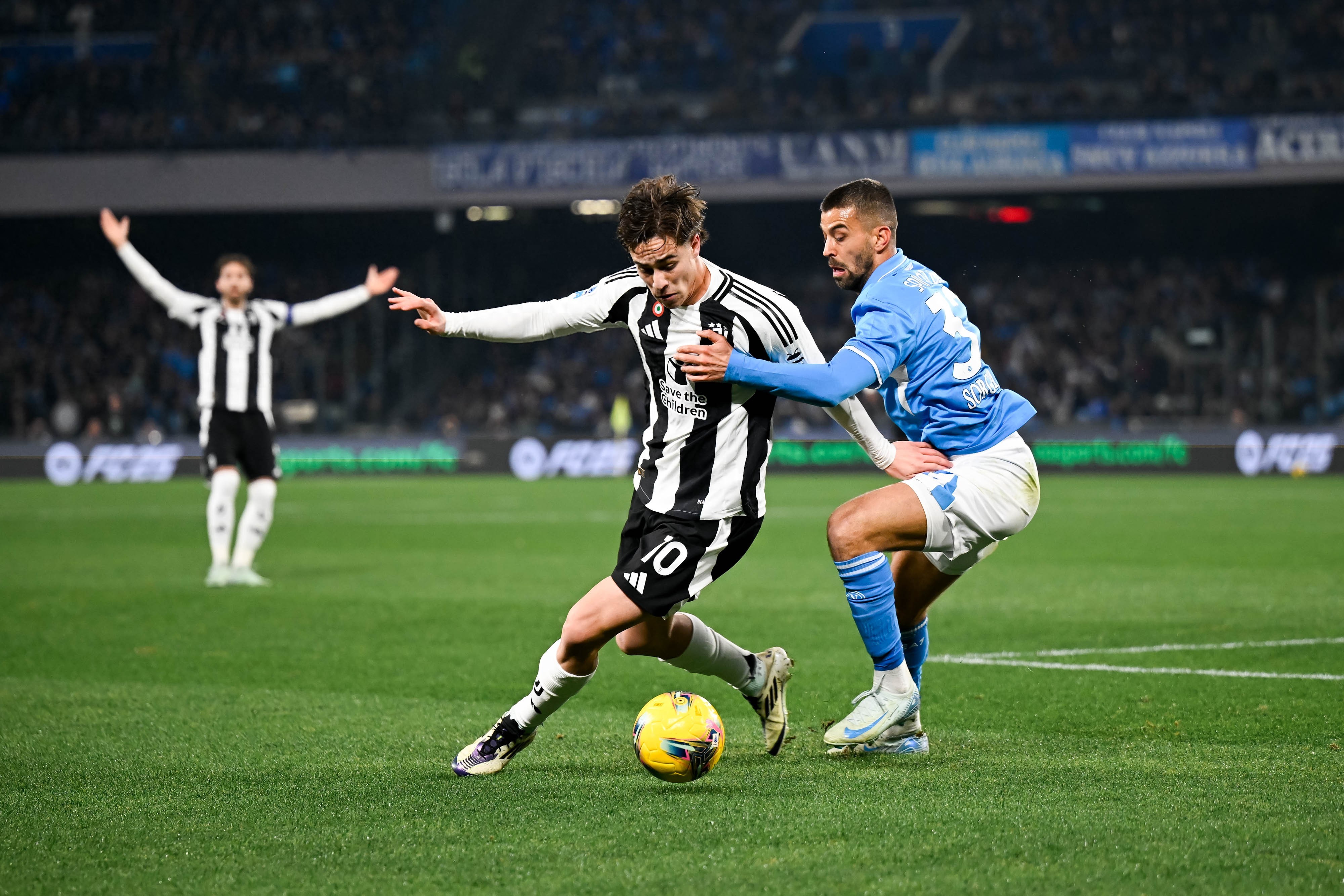 意甲联赛激烈角逐引起广泛关注 意甲联赛激烈角逐引起广泛关注