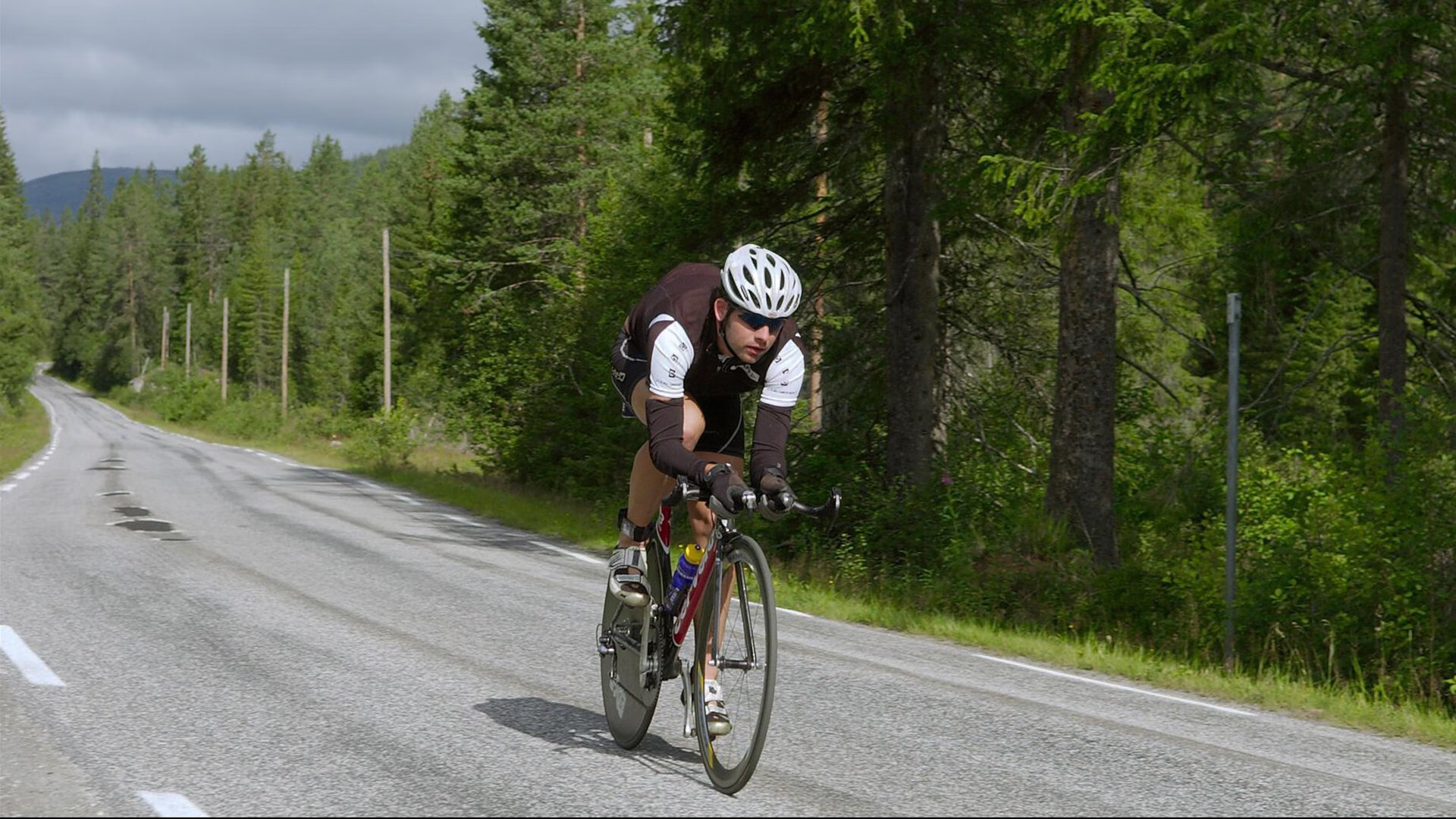 戈贝尔擎天柱！火箭防线遭彻底打爆，老鹰内线统治引发战术反思