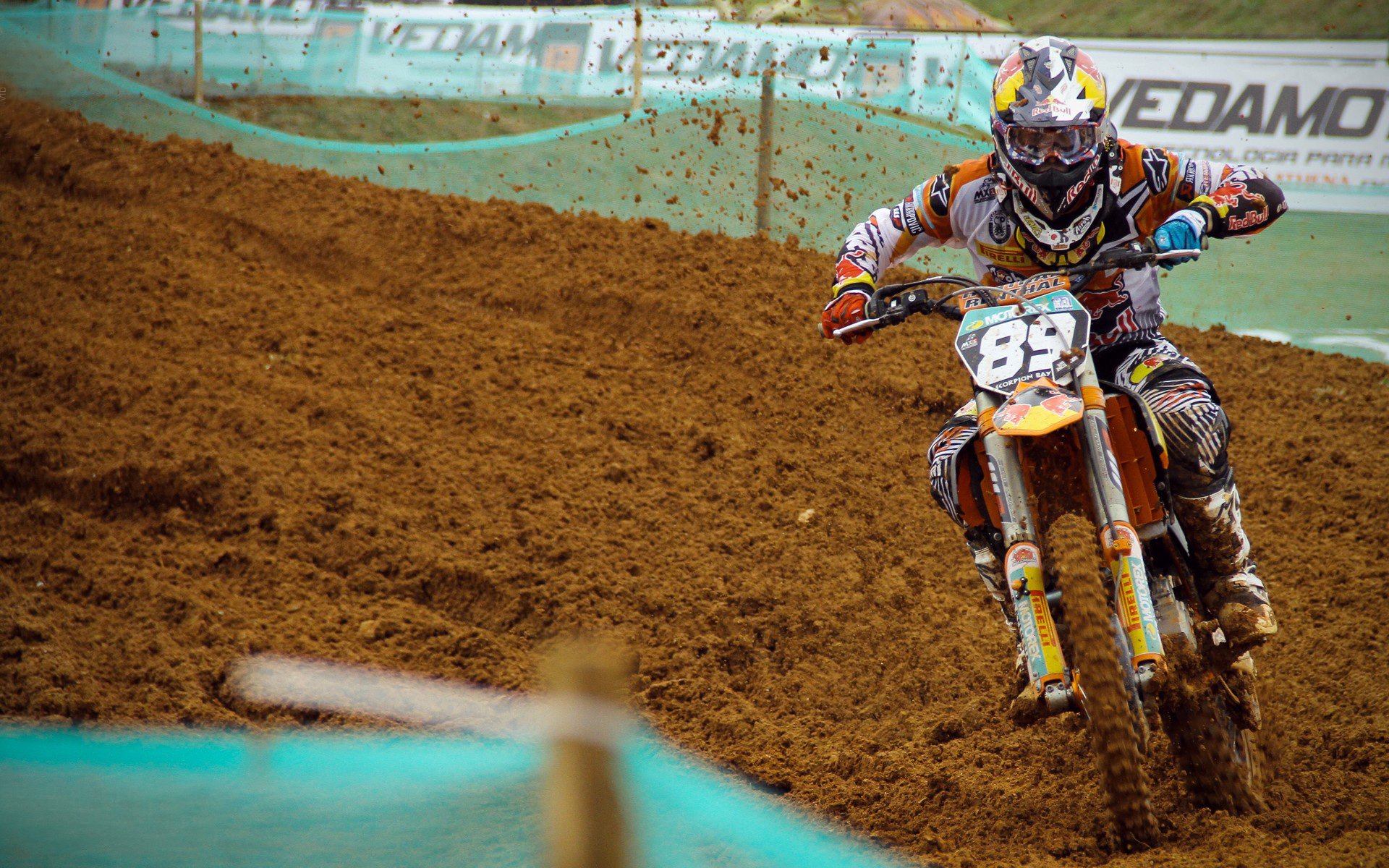 赛道上的传奇，汉密尔顿统治全场，阿斯顿马丁力克哈斯车队